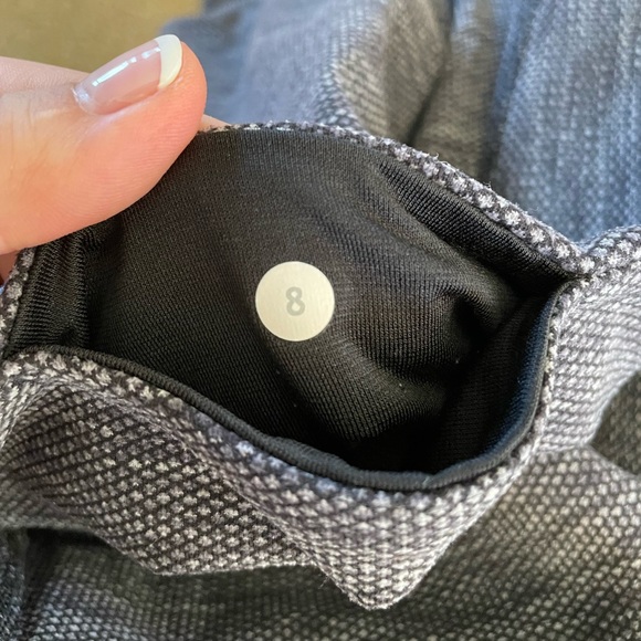 Lululemon black and grey checkered pattern size 8 - Picture 4 of 4